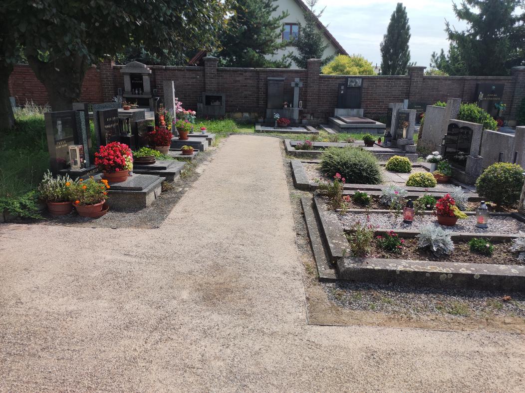 Mlatová cesta na hřbitově